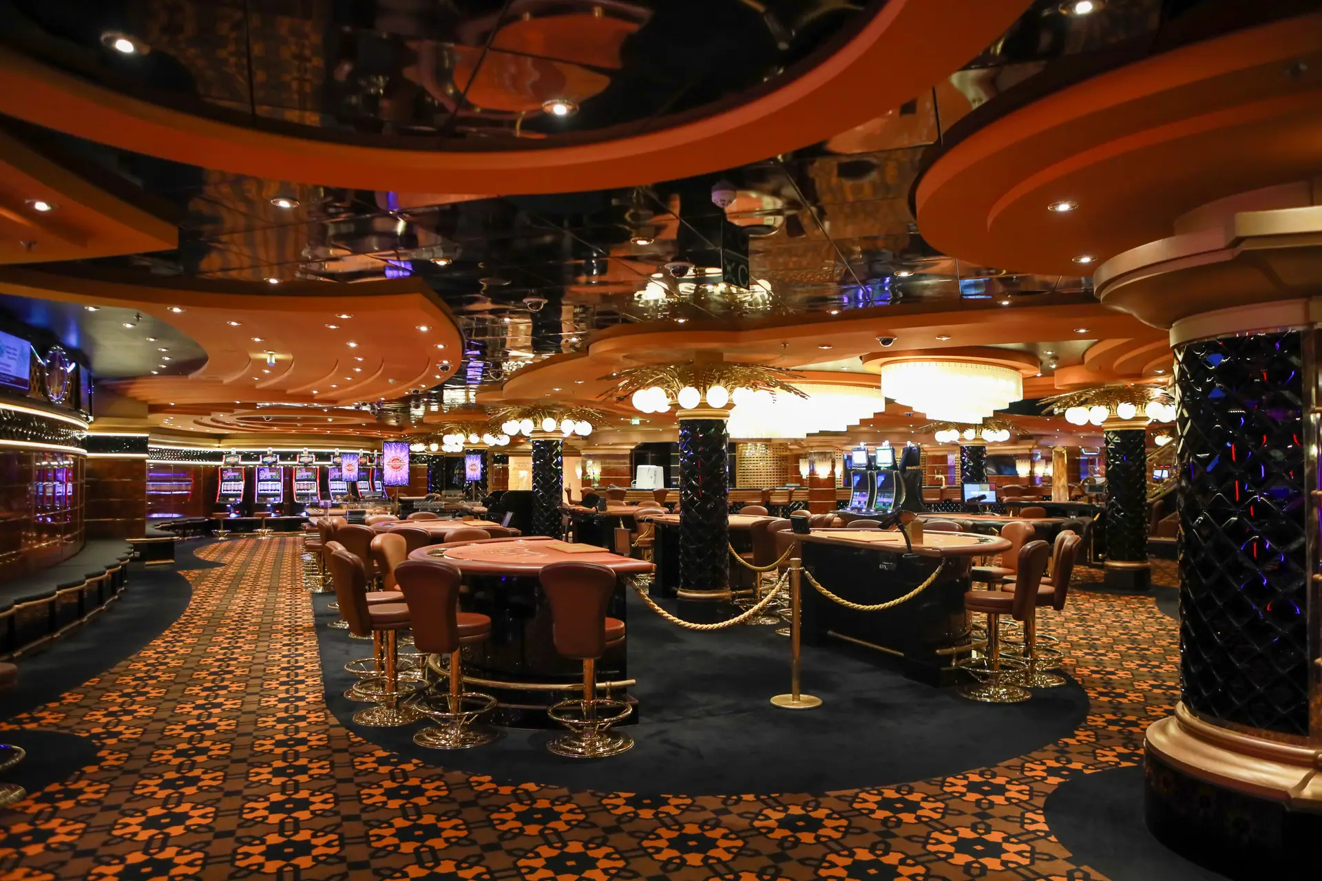 Eleganter Spielsaal mit Roulette und Tischspielen