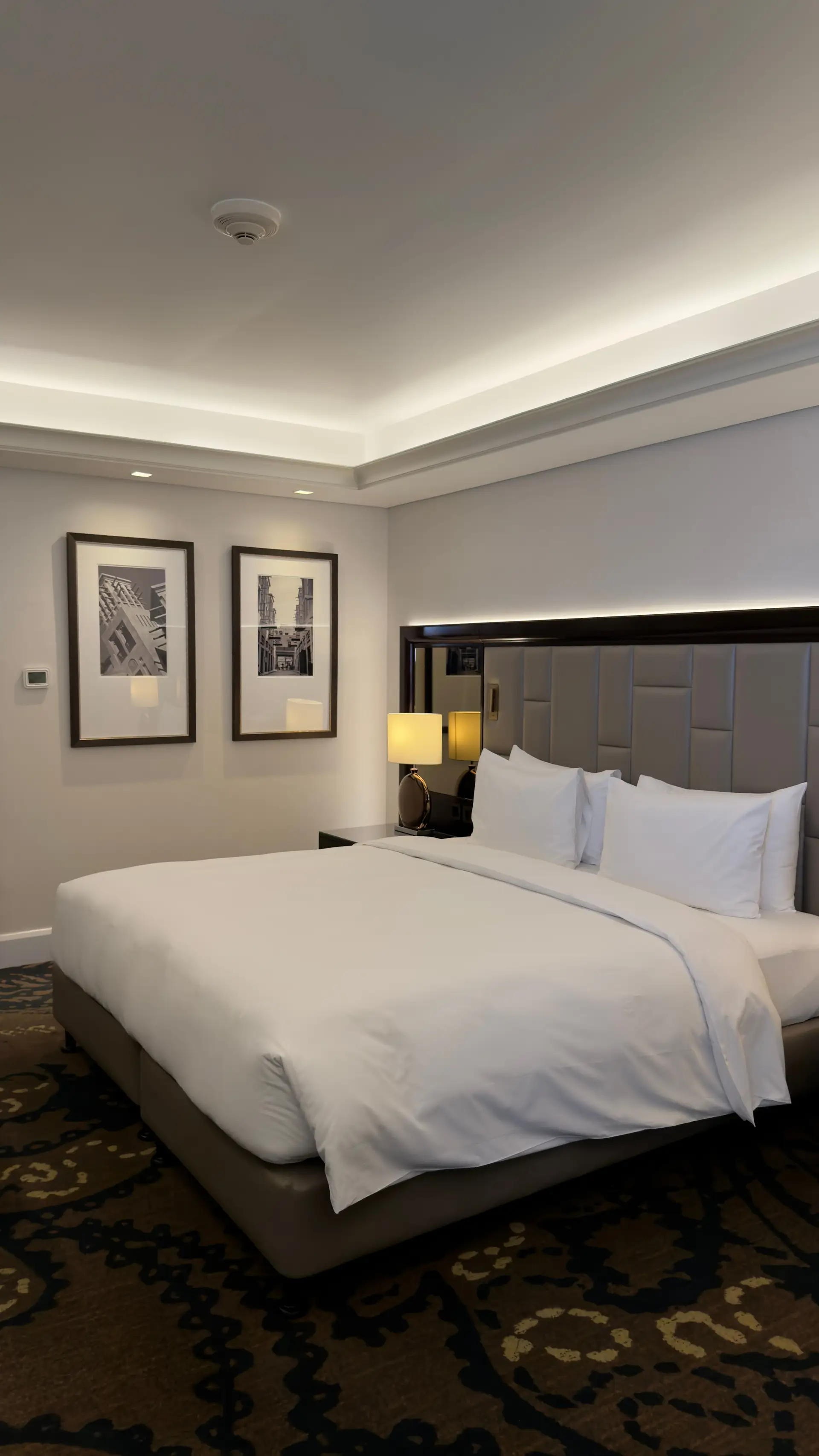 Detail eines komfortablen Hotelbetts