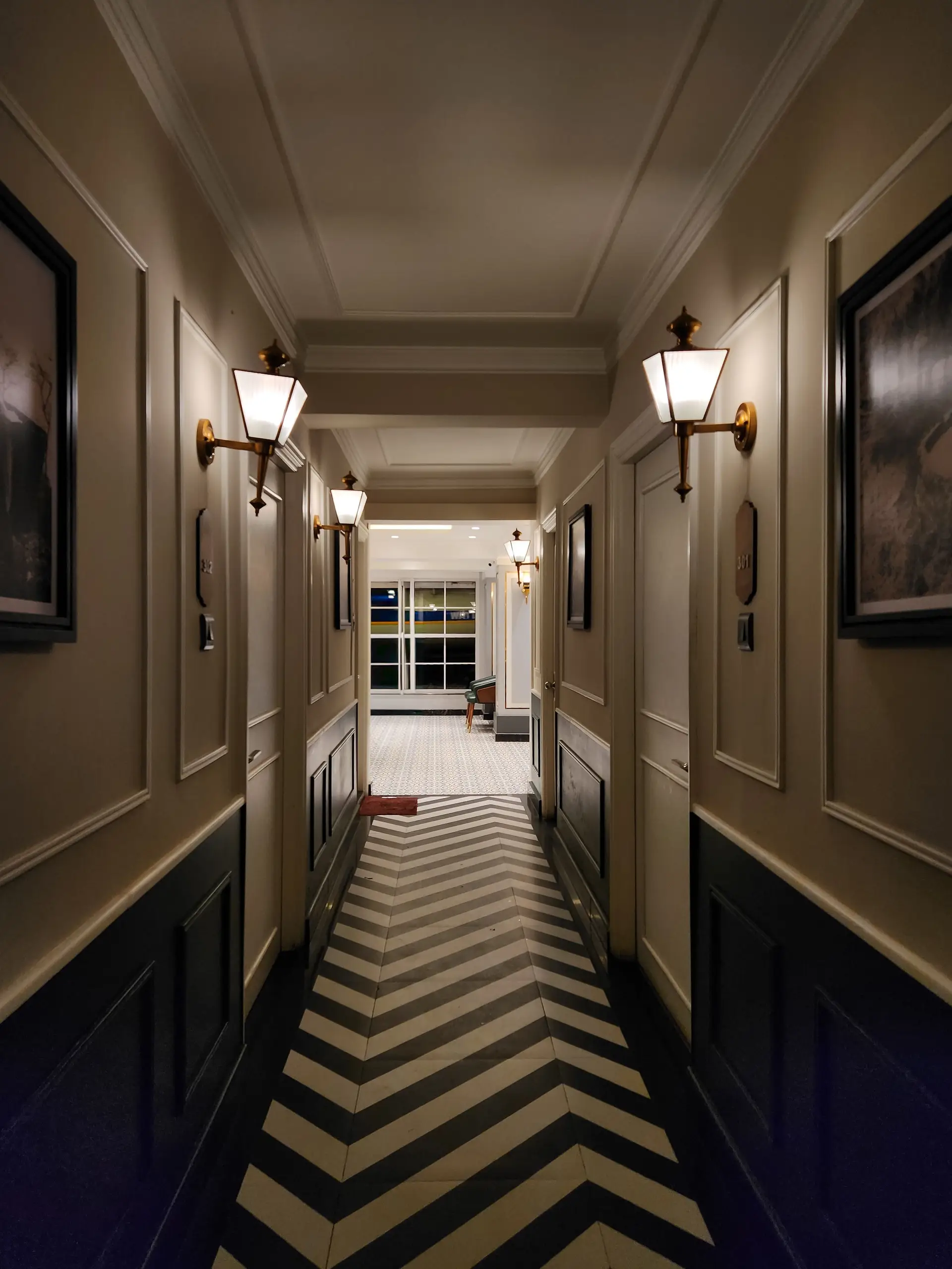 Beleuchteter Hotelkorridor