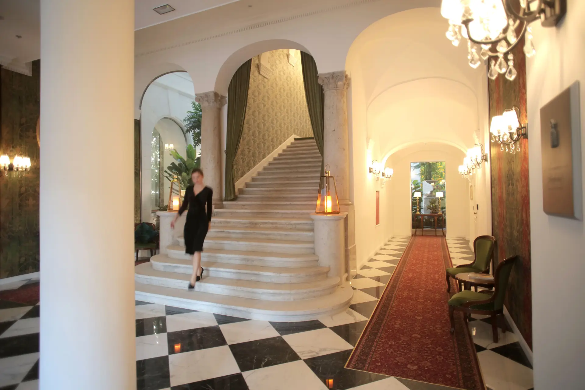 Heller Eingangsbereich mit Treppe