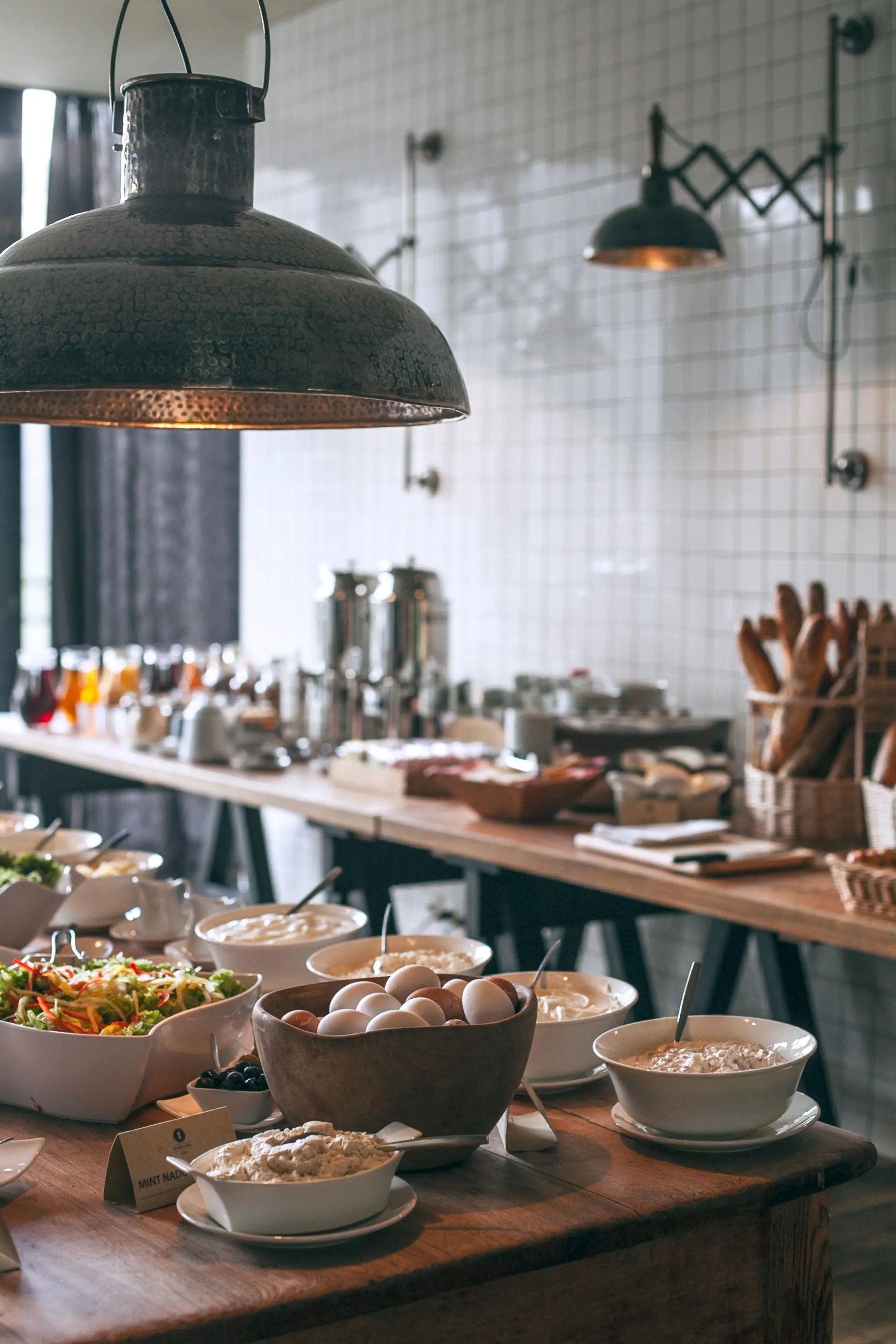 Frühstücksauswahl mit Brot und frischen Beilagen