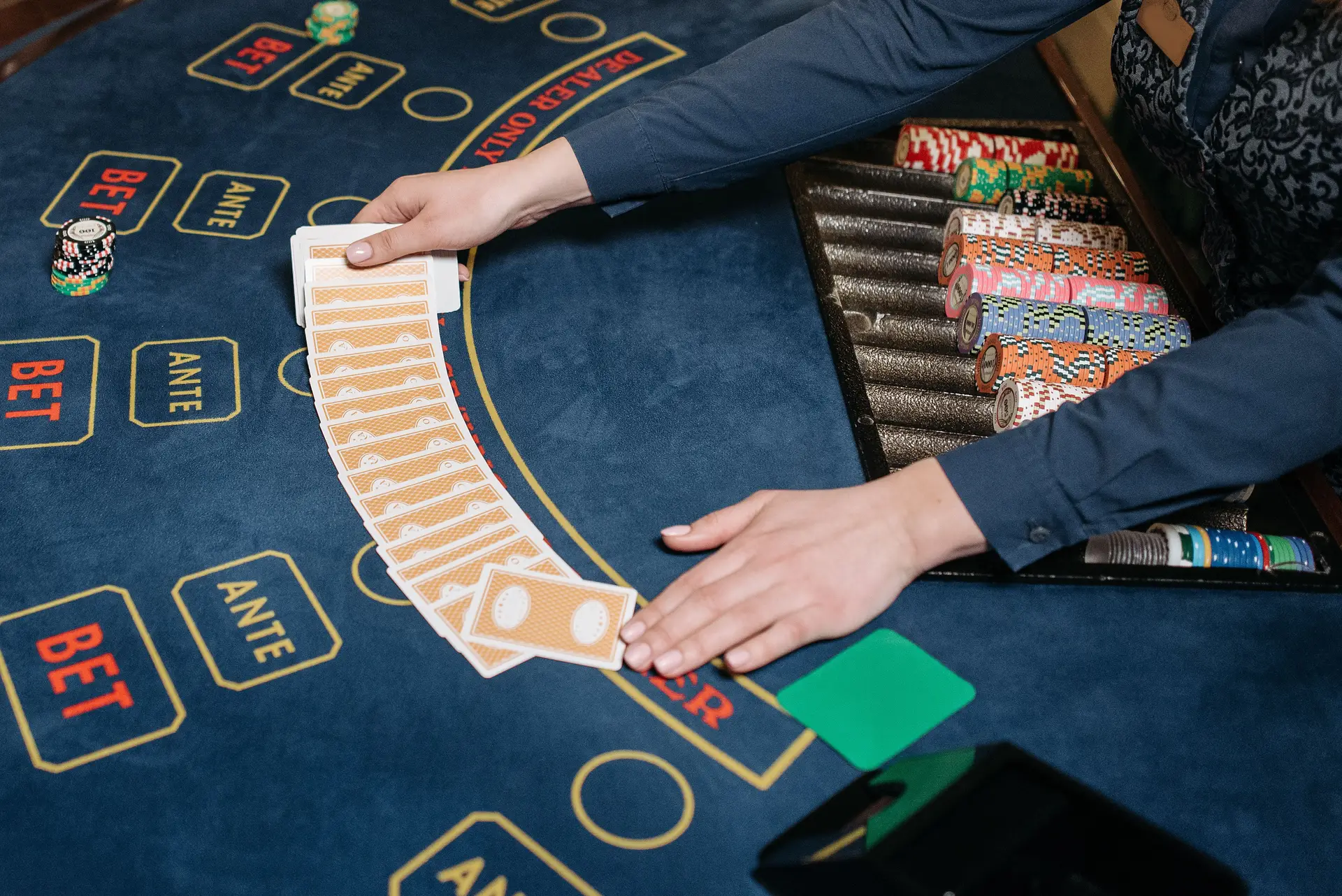 Croupier am Spieltisch