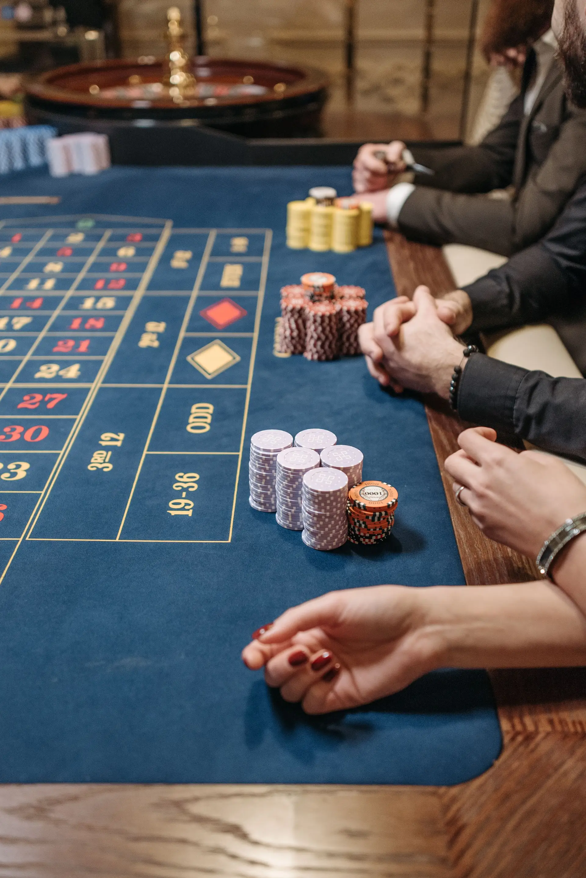 Croupier erklärt ein klassisches Tischspiel