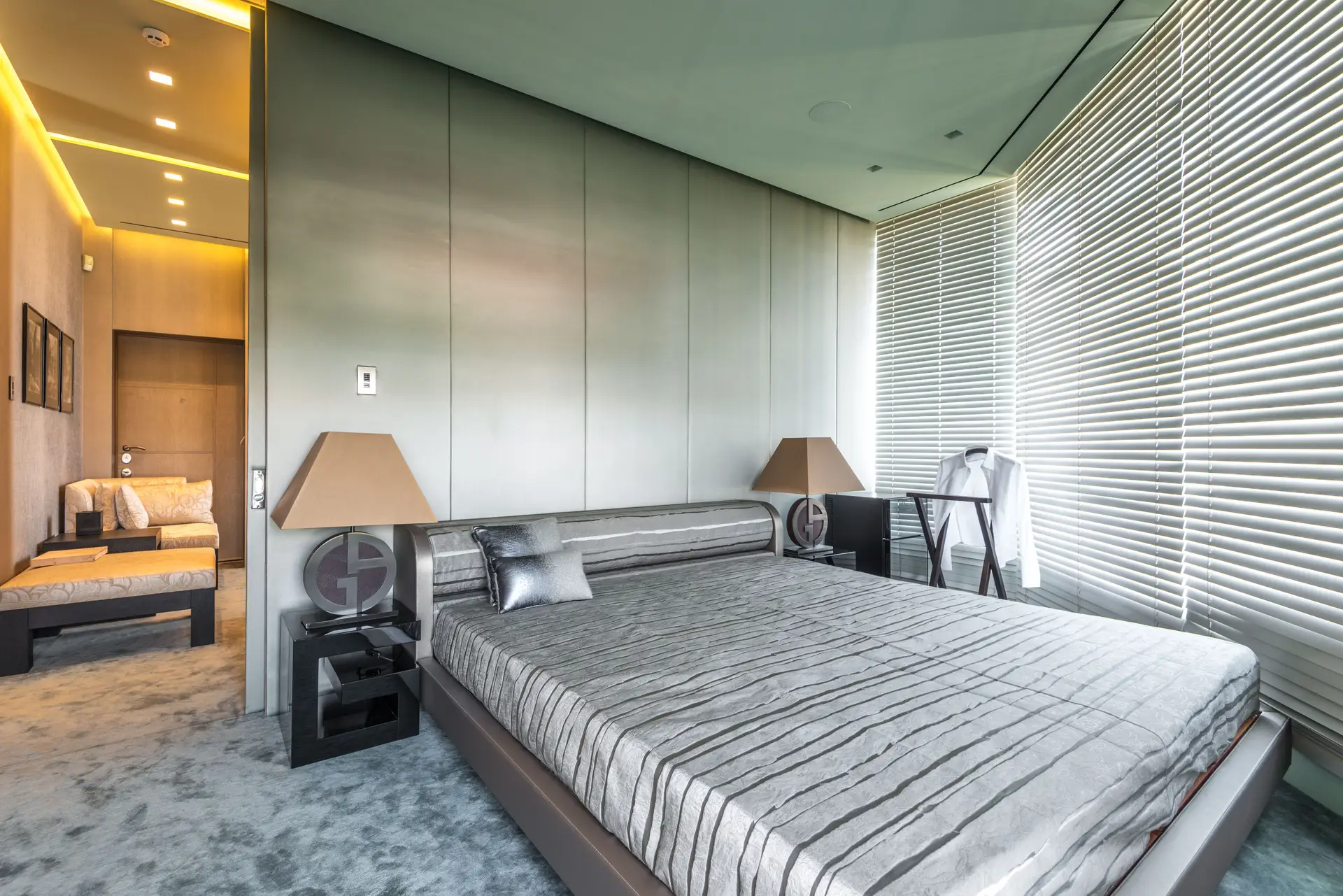 Ruhiges Zimmer mit klarer Gestaltung