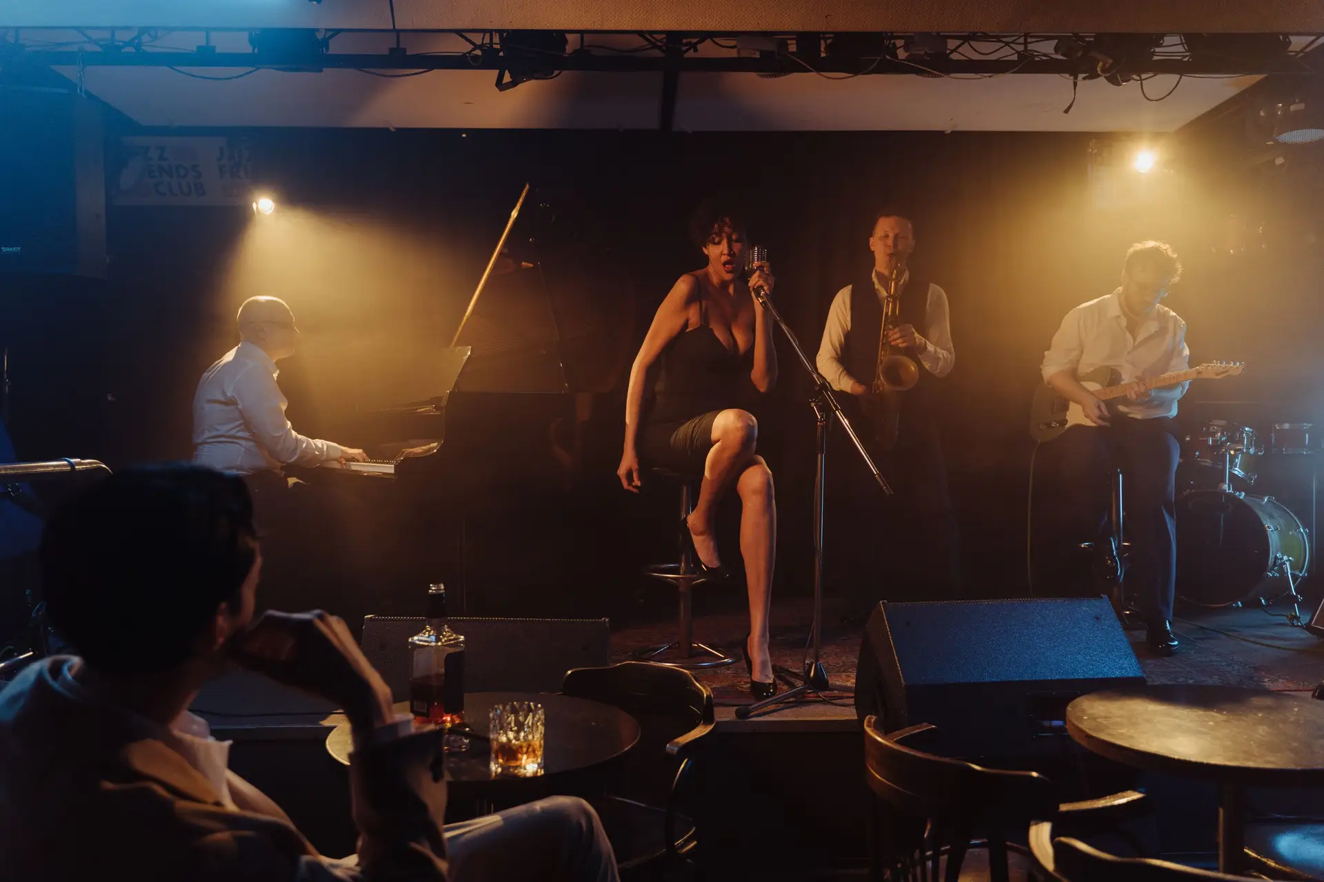 Live-Musik auf einer stilvollen Bühne